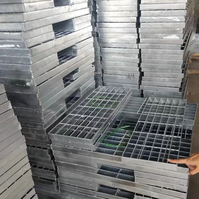 HOT - DIP GALVANIZOVANÉ CLAPPY S 3-palcovými skrutkami a orechmi