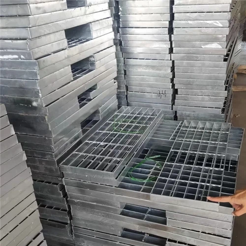 HOT - DIP GALVANIZOVANÉ CLAPPY S 3-palcovými skrutkami a orechmi